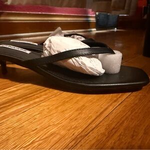 NWT Chic 1.4” Black Strappy Heels / flip flop heel / memory foam / size 7